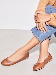 Hellbraun - Lipsy Ballerinas aus Lederimitat mit Schleife und Metalldetails - Bild 1 von 5