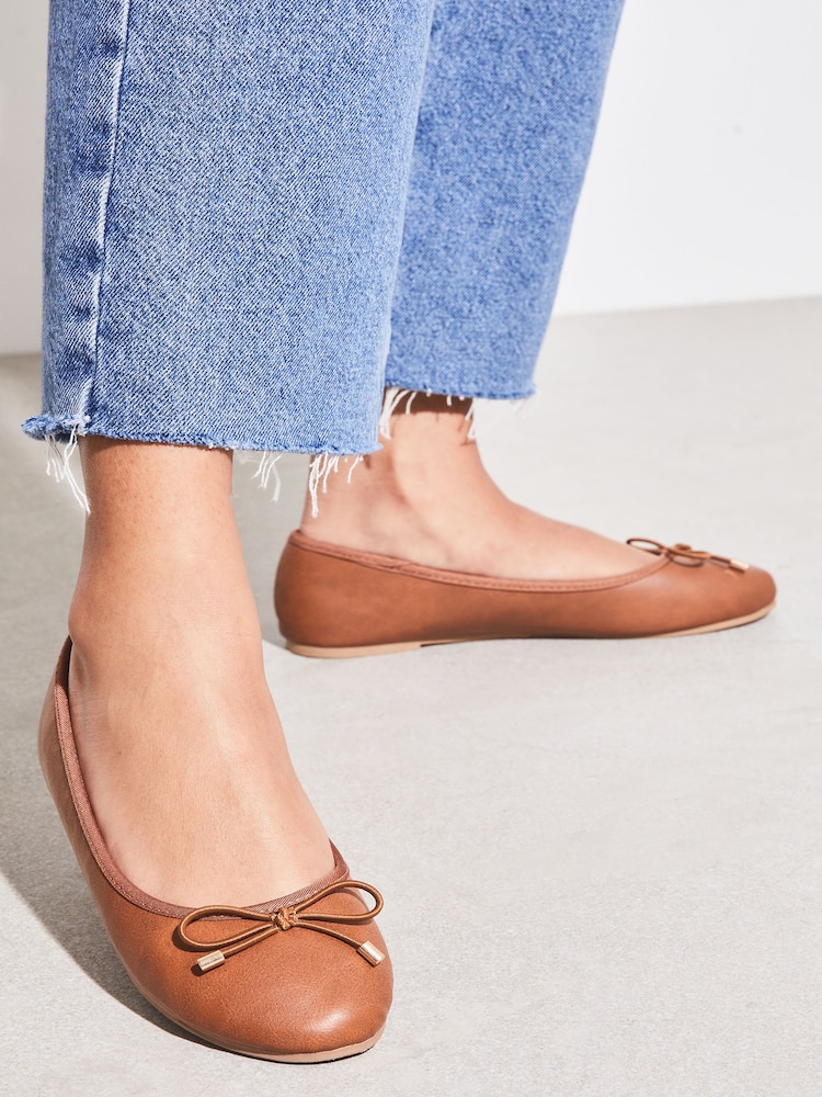 Hellbraun - Lipsy Ballerinas aus Lederimitat mit Schleife und Metalldetails - Bild 2 von 5