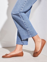 Hellbraun - Lipsy Ballerinas aus Lederimitat mit Schleife und Metalldetails - Bild 3 von 5