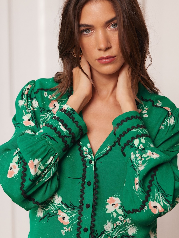 Love & Roses Green Floral Ric Rac Trim Printed V Neck Shirt - Image 2 of 4 Love & Roses Green Floral Ric Rac Trim Printed V Neck Shirt - Image 2 of 4