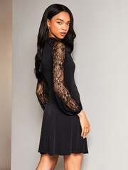 Lipsy Langärmeliges Minikleid mit Schlüssellochausschnitt und Gürtel aus Spitze​​​​​​​ - Bild 2 von 4