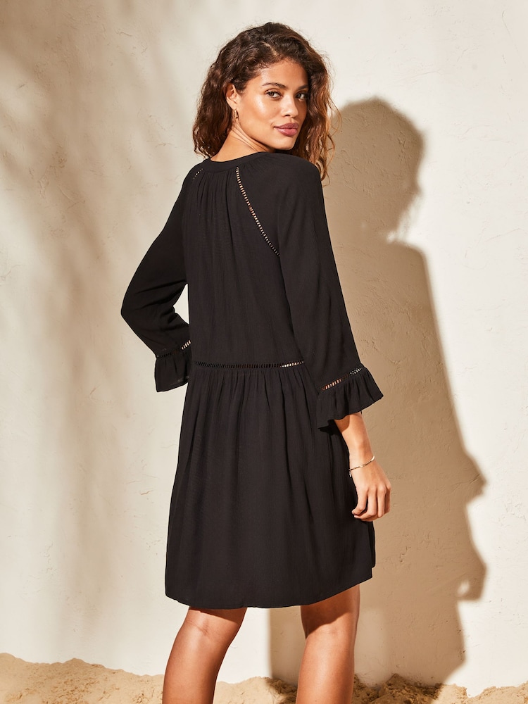 Schwarz - Lipsy Langärmeliges, gesmoktes Mini-Sommerkleid in Knitteroptik mit V-Ausschnitt - Bild 2 von 4