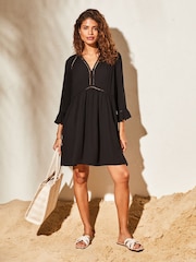 Schwarz - Lipsy Langärmeliges, gesmoktes Mini-Sommerkleid in Knitteroptik mit V-Ausschnitt - Bild 3 von 4