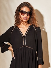 Schwarz - Lipsy Langärmeliges, gesmoktes Mini-Sommerkleid in Knitteroptik mit V-Ausschnitt - Bild 4 von 4