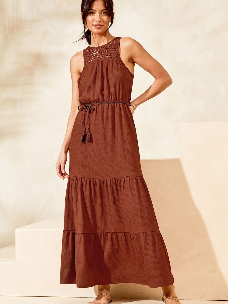 Braun - Lipsy Holiday Sommerliches, gestuftes Hybrid-Strandkleid mit Racerback und Häkeldesign - Bild 1 von 4 Braun - Lipsy Holiday Sommerliches, gestuftes Hybrid-Strandkleid mit Racerback und Häkeldesign - Bild 1 von 4