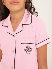 Lipsy Pyjama mit Hemd und Shorts aus Jersey und Satin - Bild 4 von 4