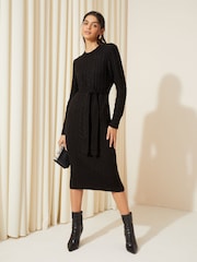 Schwarz - Friends Like These Midi-Pulloverkleid mit Gürtel aus Kabelstrick - Bild 1 von 4