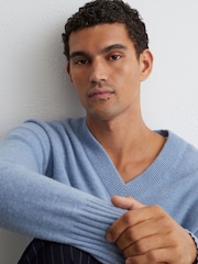 Reiss Soft Blue Alberz Wool-Cashmere V-Neck Jumper - Image 4 of 8