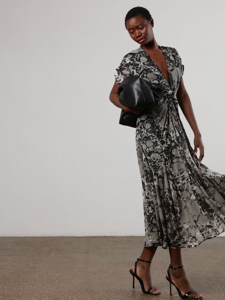 Schwarz & Grau mit Marmorprint - Religion – Delight – Maxi-Wickelkleid mit Flügelärmeln und wunderschönen Prints - Bild 2 von 6 Schwarz & Grau mit Marmorprint - Religion – Delight – Maxi-Wickelkleid mit Flügelärmeln und wunderschönen Prints - Bild 2 von 6