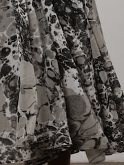 Черный и серый с мраморным принтом - Religion Delight Maxi Wrap Dress With Cap Sleeve in Beautiful Prints - Изображение 6 из 6