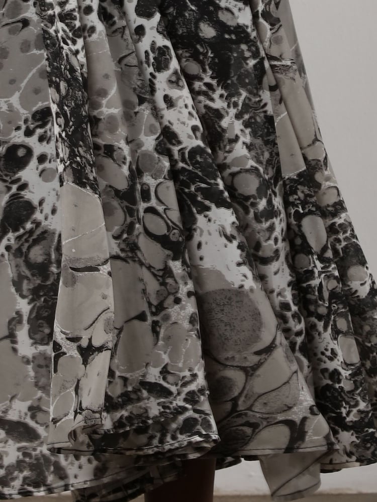 Schwarz & Grau mit Marmorprint - Religion – Delight – Maxi-Wickelkleid mit Flügelärmeln und wunderschönen Prints - Bild 6 von 6 Schwarz & Grau mit Marmorprint - Religion – Delight – Maxi-Wickelkleid mit Flügelärmeln und wunderschönen Prints - Bild 6 von 6