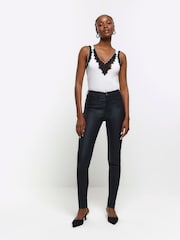 River Island Mid Rise Bum Sculpt Coated Jeans - Imagen 1 de 3