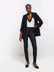 River Island Mid Rise Bum Sculpt Coated Jeans - Imagen 3 de 3