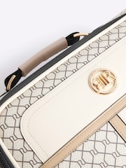 حقيبة سفر بشعار مونوغرام من River Island - Image 4 of 4