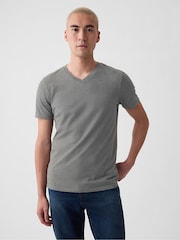 Grau - V-Ausschnitt - Gap, klassisches T-Shirt aus 100 % Baumwolle mit kurzen Ärmeln - Bild 2 von 5