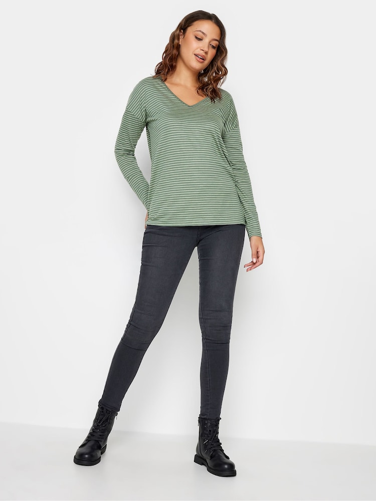 Grün - Long Tall Sally Langärmliges T-Shirt mit V-Ausschnitt und Streifen aus 100 % Baumwolle - Bild 3 von 3 Grün - Long Tall Sally Langärmliges T-Shirt mit V-Ausschnitt und Streifen aus 100 % Baumwolle - Bild 3 von 3