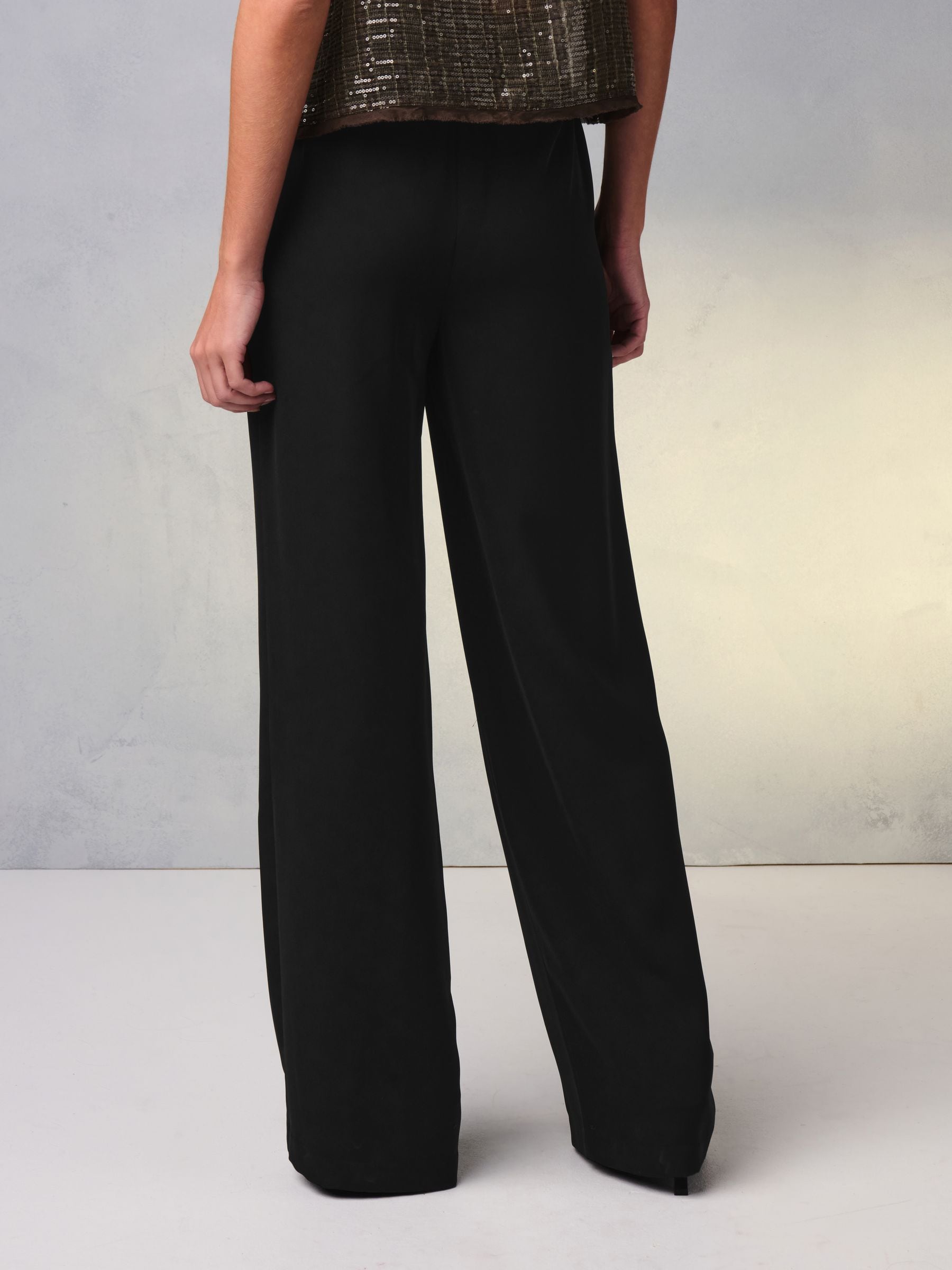 満点の Black Elastic Trousers Leg Wide Back パンツ
