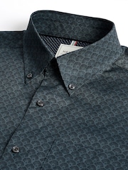 Bloque azul marino con estampado - Camisa Oxford con diseño abotonado fácil de plancha - Imagen 8 de 8