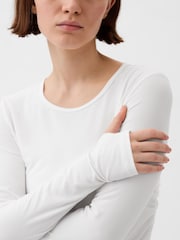 Weiß - Gap Breathe Langärmeliges Shirt mit kurzem Schnitt, Raffung und Rundhalsausschnitt - Bild 3 von 4