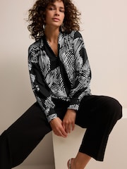 Mono-Print - Langärmelige Bluse mit V-Ausschnitt - Image 2 of 6