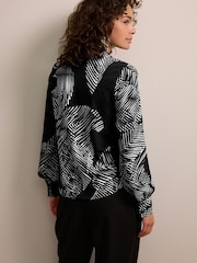 Mono-Print - Langärmelige Bluse mit V-Ausschnitt - Image 3 of 6