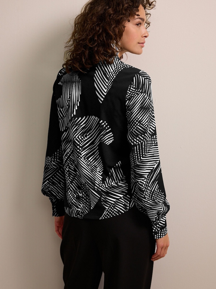 Mono-Print - Langärmelige Bluse mit V-Ausschnitt - Image 3 of 6