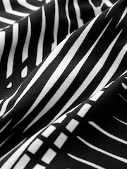 Mono-Print - Langärmelige Bluse mit V-Ausschnitt - Image 6 of 6