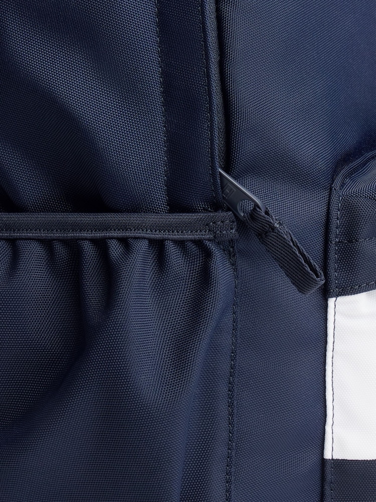 Azul - Tommy Hilfiger Kids' Essential Signature Colour-Blocked Pocket Backpack - Imagen 4 de 4 Azul - Tommy Hilfiger Kids' Essential Signature Colour-Blocked Pocket Backpack - Imagen 4 de 4