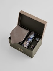 Natur/Braun - Krawatte, quadratisches Einstecktuch und Manschettenknöpfe im Geschenk-Set aus Seide - Bild 1 von 4