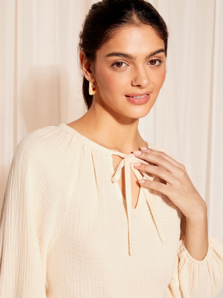 Steinfarben/Creme - Friends Like These Blouson-Bluse aus Baumwolle in Knitteroptik mit 3/4-Ärmeln und Schnürung - Bild 2 von 4 Steinfarben/Creme - Friends Like These Blouson-Bluse aus Baumwolle in Knitteroptik mit 3/4-Ärmeln und Schnürung - Bild 2 von 4
