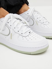Nike White/Lime Air Force 1 Youth Trainers - Image 11 of 11