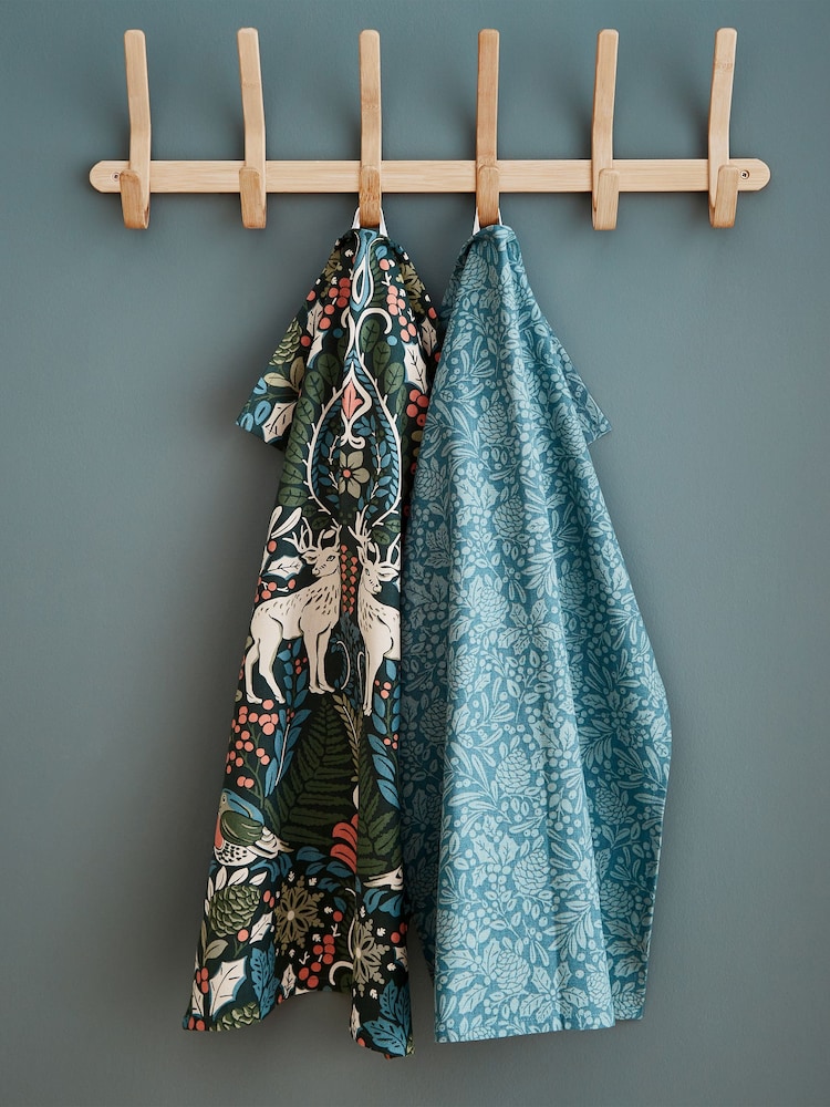Catherine Lansfield 4 Pack Green Majestic Stag 100% Cotton Kitchen Tea Towels - Image 1 of 3