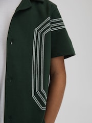 Reiss Green Arlington Junior Cotton Embroidered Cuban Collar Shirt - Image 4 of 7