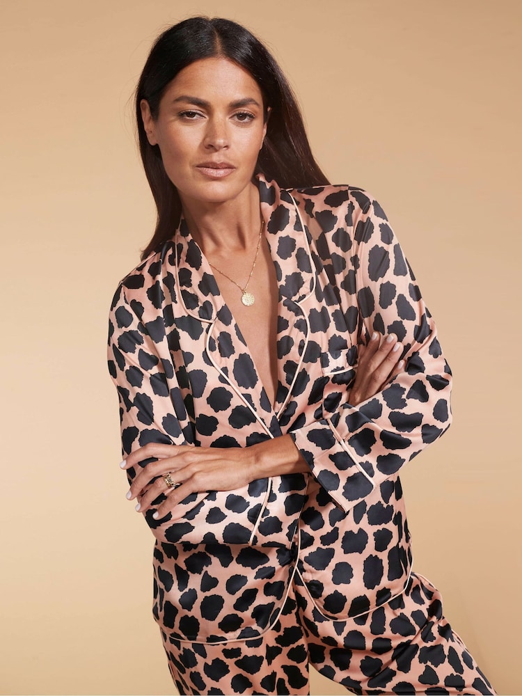 Beige Wolke - Tanzendes Leoparden-Cosmos-Satin-Pyjama-Set mit langen Beinen - Bild 4 von 4 Beige Wolke - Tanzendes Leoparden-Cosmos-Satin-Pyjama-Set mit langen Beinen - Bild 4 von 4