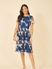 Blau - Yumi Skaterkleid mit Blumenstickerei - Bild 2 von 5