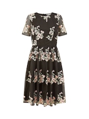 Schwarz - Yumi Skaterkleid mit Blumenstickerei - Bild 4 von 4