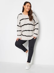 Yours Curve Gestreifter Pullover mit Zopfmuster - Bild 3 von 4