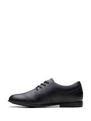 Clarks Leather Younger dekleta Finja gležnjar z luknjičastim vzorcem in vezalkami - Slika 2 iz 7