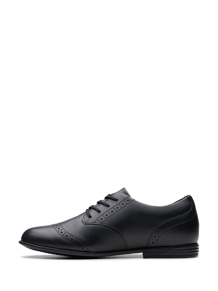 Clarks Leather Younger dekleta Finja gležnjar z luknjičastim vzorcem in vezalkami - Slika 2 iz 7