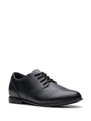 Clarks Leather Younger dekleta Finja gležnjar z luknjičastim vzorcem in vezalkami - Slika 3 iz 7