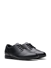 Clarks Leather Younger dekleta Finja gležnjar z luknjičastim vzorcem in vezalkami - Slika 4 iz 7
