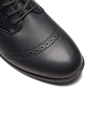 Clarks Leather Younger dekleta Finja gležnjar z luknjičastim vzorcem in vezalkami - Slika 7 iz 7