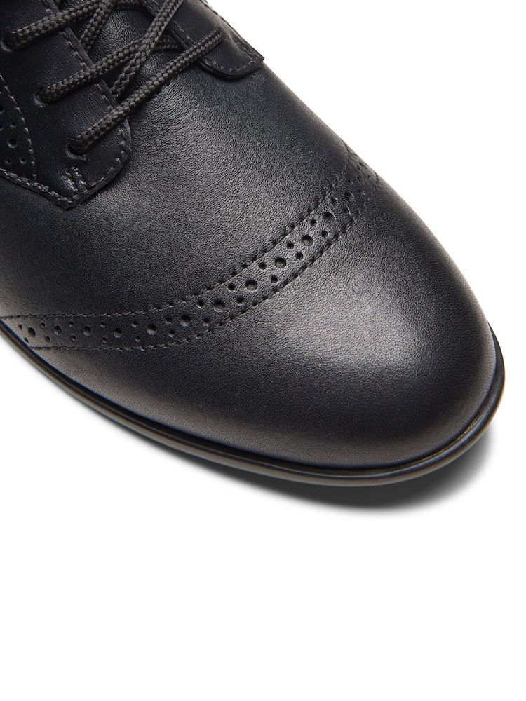 Clarks Leather Younger dekleta Finja gležnjar z luknjičastim vzorcem in vezalkami - Slika 7 iz 7
