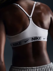 Weiß - Nike Indy Wattierter Sport-BH mit leichtem Halt - Bild 5 von 6