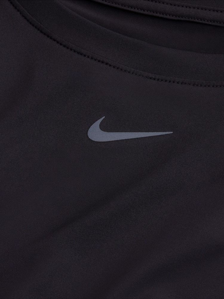 Negro - Camiseta deportiva clásica de manga larga Dri-FIT One de Nike - Imagen 6 de 6 Negro - Camiseta deportiva clásica de manga larga Dri-FIT One de Nike - Imagen 6 de 6