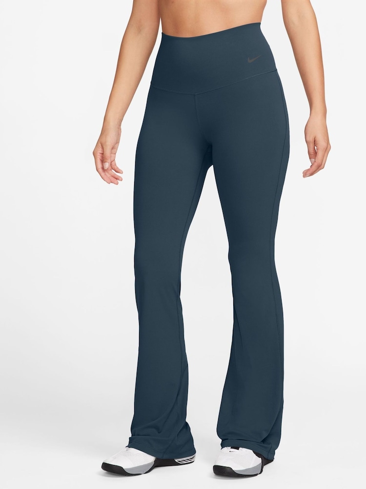Синий - расклешенные леггинсы с мягкой поддержкой Nike Zenvy - Изображение 1 из 3