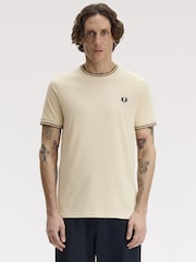 Кремовый - Футболка с контрастной отделкой и логотипом Fred Perry - Изображение 1 5