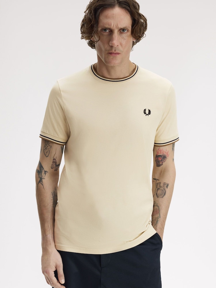 Кремовый - Футболка с контрастной отделкой и логотипом Fred Perry - Изображение 2 5
