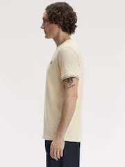 Кремовый - Футболка с контрастной отделкой и логотипом Fred Perry - Изображение 3 5