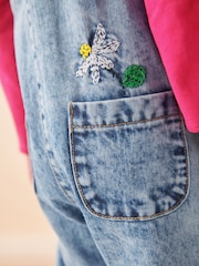 Denim - Latzhose mit Floralmuster und Stickerei aus 100 % Baumwolle (3 Monate bis 7 Jahre) - Bild 5 von 9